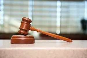 P2P Kredite Risiken Grundlagen, Betrug & Scam Ausfall gavel 3 1236445 1919x1276